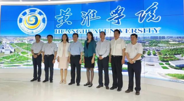 中華職業(yè)教育社理事長(zhǎng)陳昌智、河南省副省長(zhǎng)霍金花一行參觀展廳